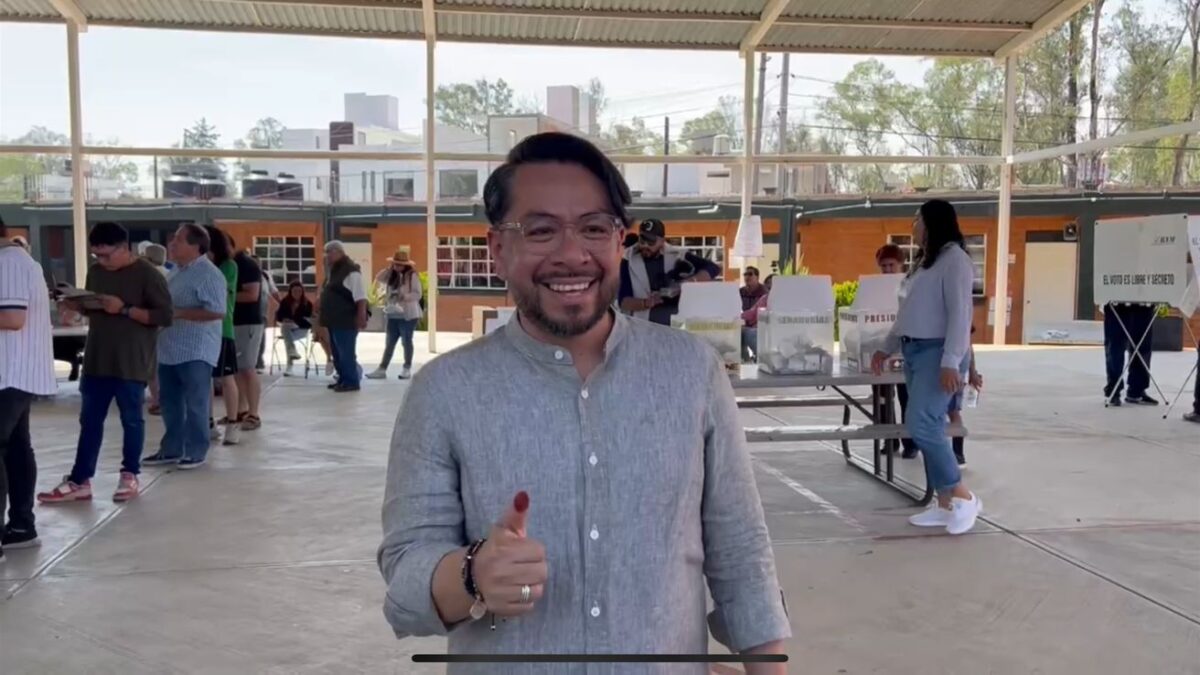 Daniel Serrano emite su voto y llama a Izcalenses a cuidar la elección .