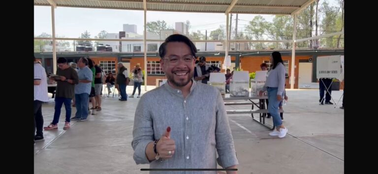 Daniel Serrano emite su voto y llama a Izcalenses a cuidar la elección .