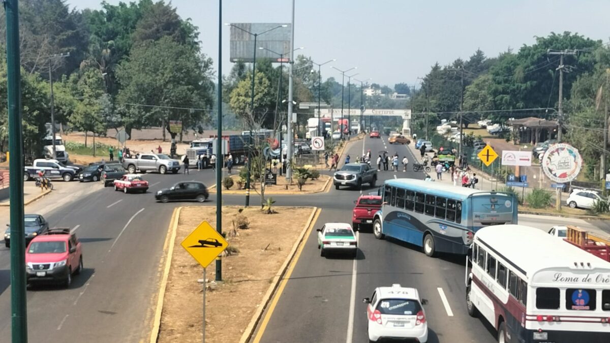 Ante nula atención del gobierno #Veracruz para apagar incendios en Barranca Grande vuelven a bloquear carreteras