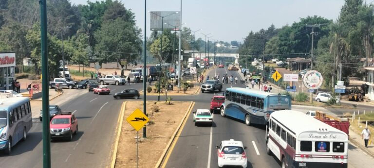 Ante nula atención del gobierno #Veracruz para apagar incendios en Barranca Grande vuelven a bloquear carreteras