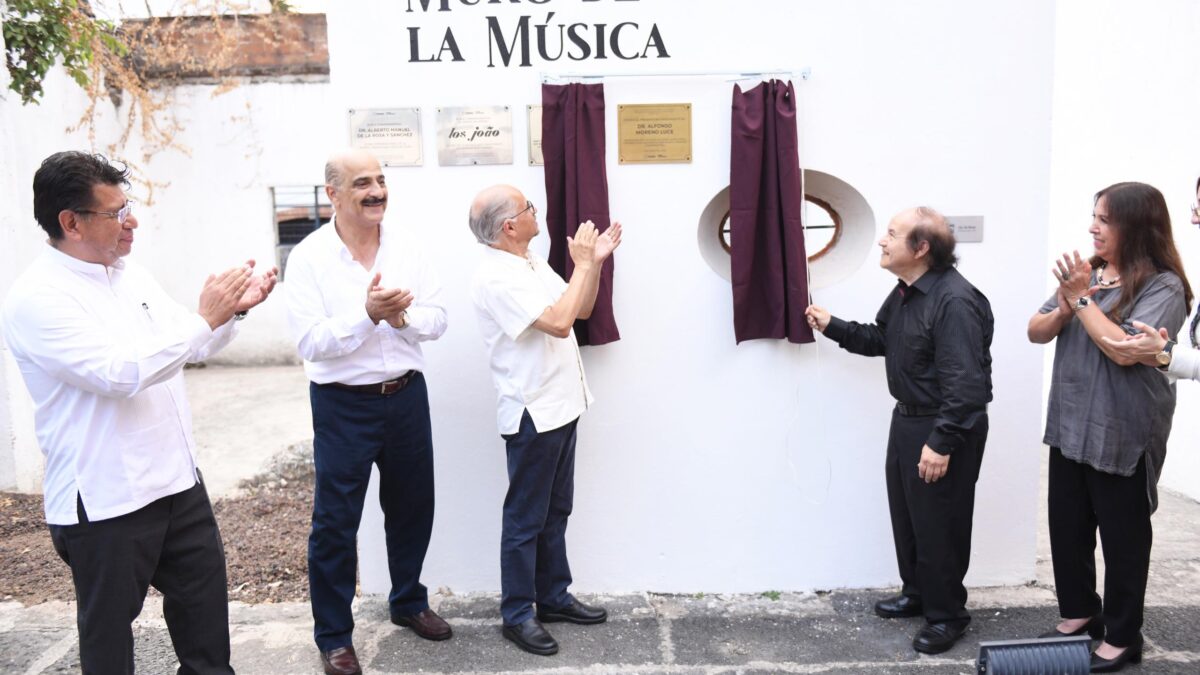 Devela Ricardo Ahued placa en honor del Dr. Alfonso Moreno #Xalapa
