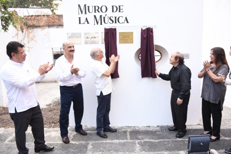 Devela Ricardo Ahued placa en honor del Dr. Alfonso Moreno #Xalapa