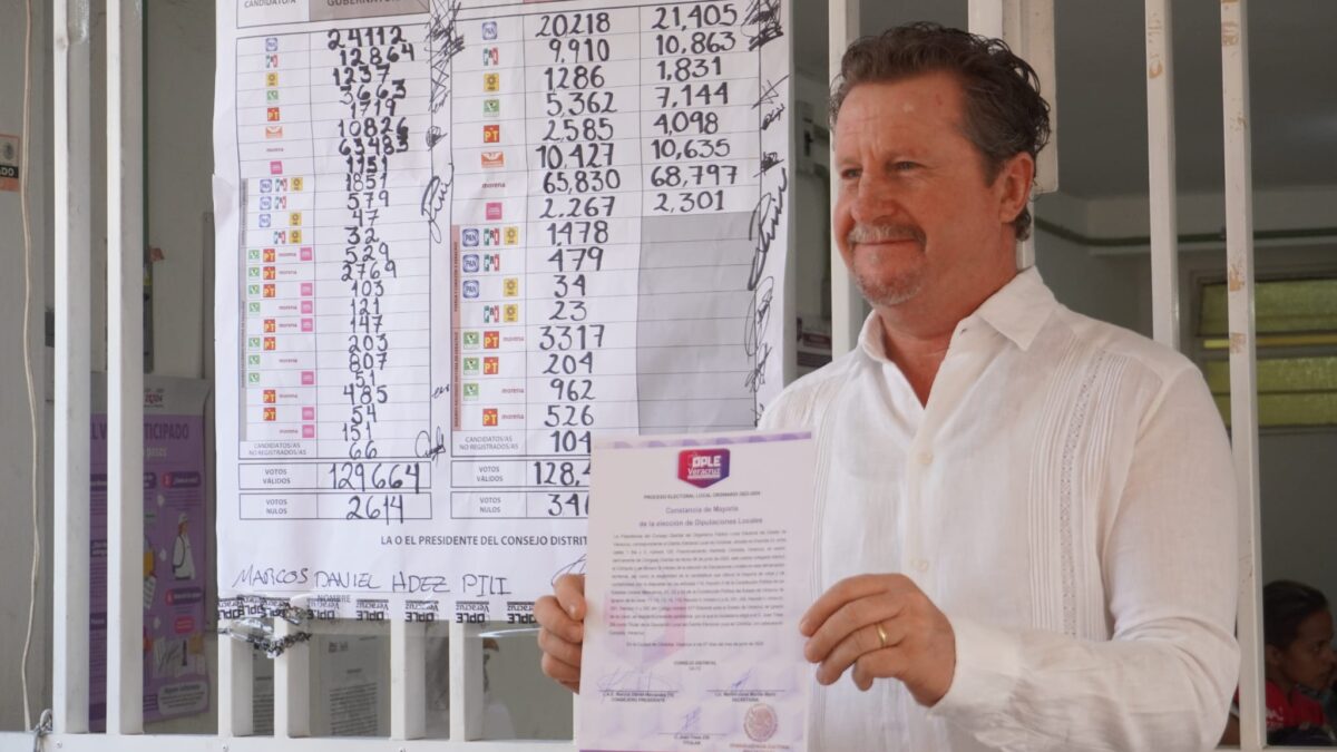 RECIBE JUAN TRESS ZILLI LA CONSTANCIA QUE LO ACREDITA COMO DIPUTADO LOCAL ELECTO.