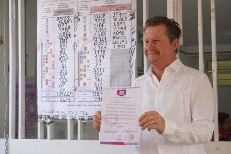RECIBE JUAN TRESS ZILLI LA CONSTANCIA QUE LO ACREDITA COMO DIPUTADO LOCAL ELECTO.