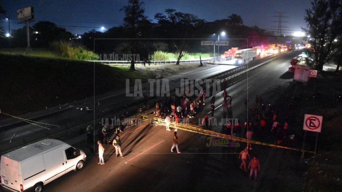 Granaderos desalojan a manifestantes de carretera federal y autopista