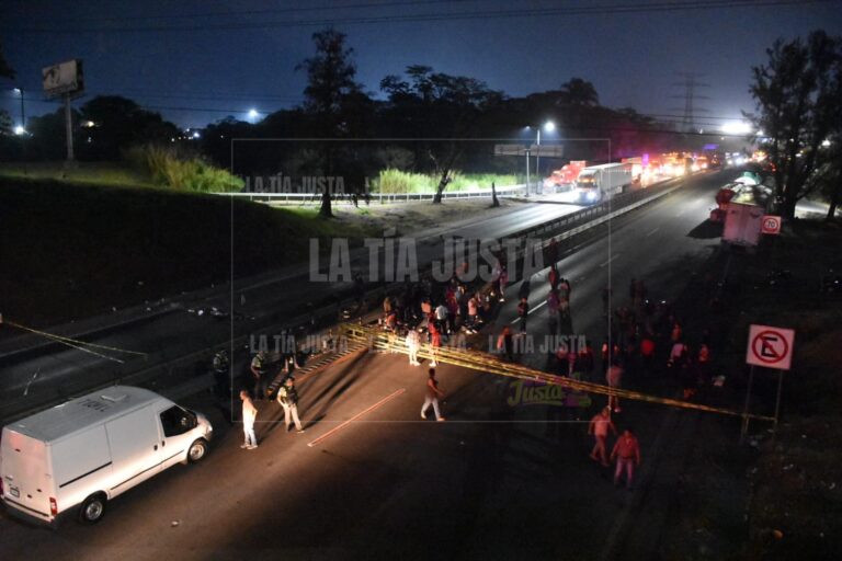 Granaderos desalojan a manifestantes de carretera federal y autopista