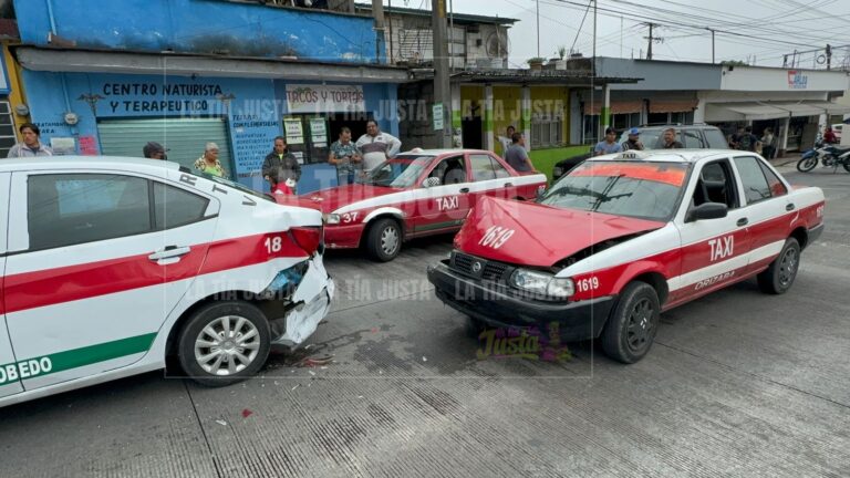 Chocan taxistas