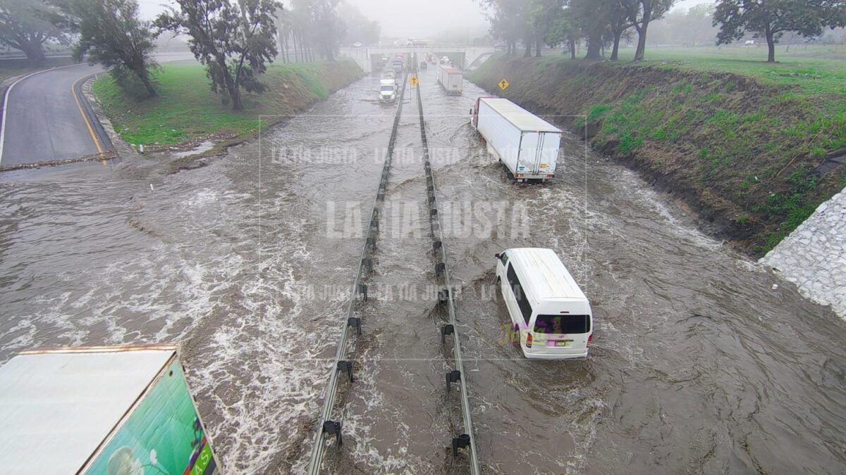 Vehículos varados por inundación en Autopista Puebla-Córdoba 