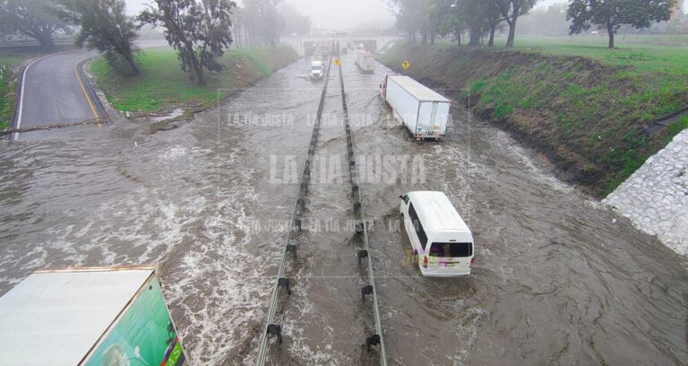 Vehículos varados por inundación en Autopista Puebla-Córdoba 