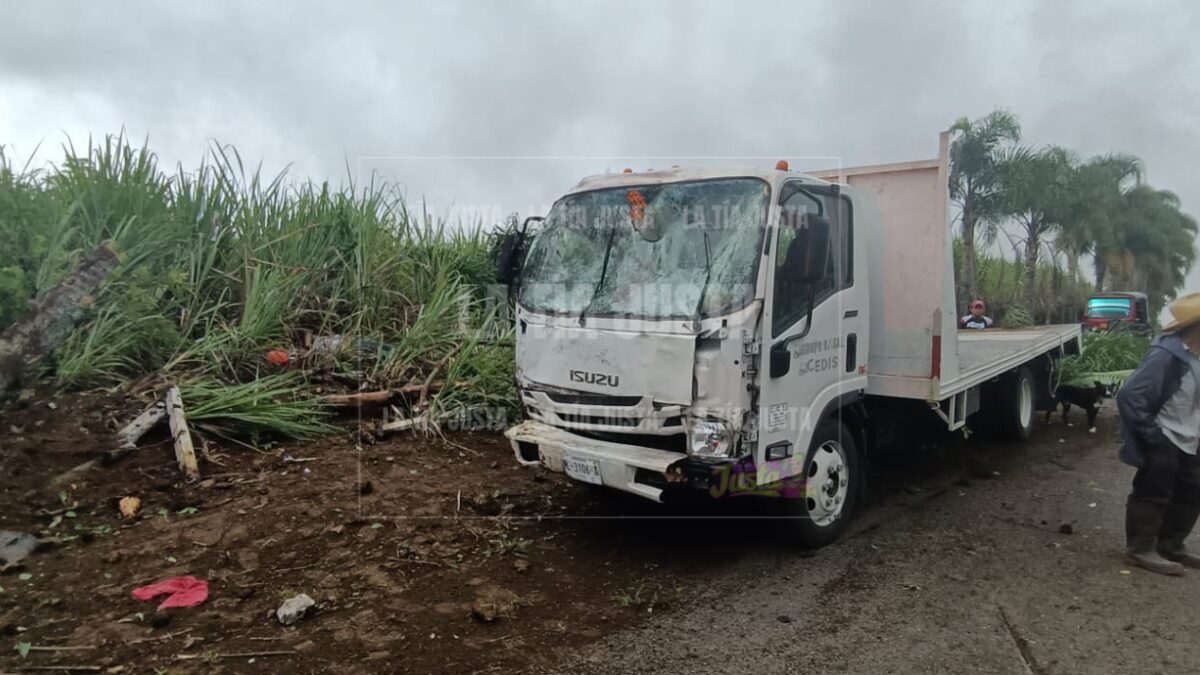 Mueren al chocar contra palmera