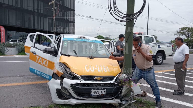 Taxista cordobés se accidenta en entrada de Orizaba