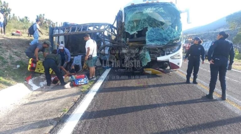 Accidente entre AU y camioneta en Nicolás Bravo, Puebla deja tres personas fallecidas