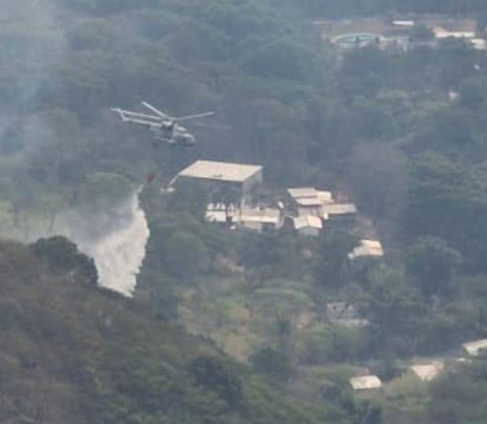 Dice PC que atiende incendio de Tlilalpan con dos helicópteros