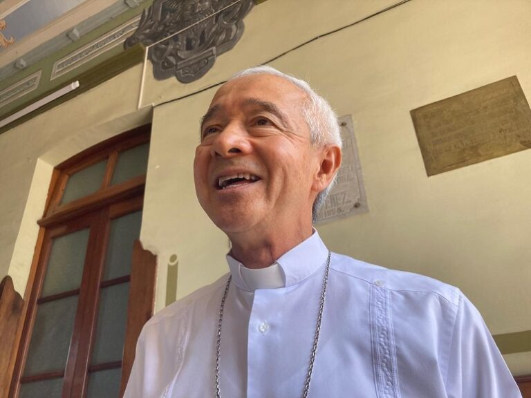 Arzobispo de Xalapa pide a los candidatos respetar la decisión del pueblo .