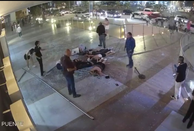 #Video: Momento en que caen jóvenes por colapso del barandal de vidrio en San Luis Potosí #SLP