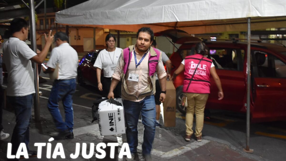 LLEGAN PRIMEROS PAQUETES ELECTORALES A INSTALACIONES DE LA JUNTA DISTRITAL EJECUTIVA NÚMERO 15 DEL INE, EN ORIZABA.