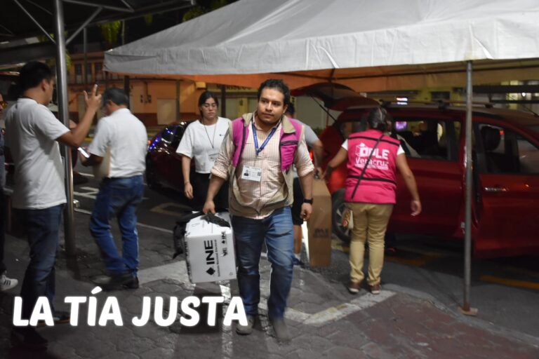LLEGAN PRIMEROS PAQUETES ELECTORALES A INSTALACIONES DE LA JUNTA DISTRITAL EJECUTIVA NÚMERO 15 DEL INE, EN ORIZABA.