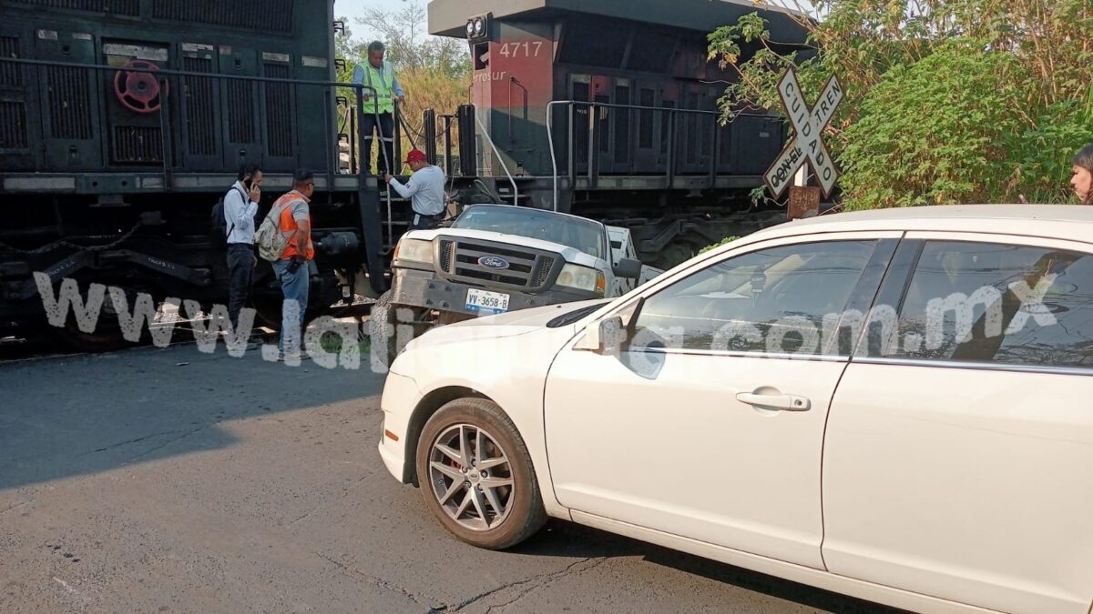 CAMIONETA INTENTA GANARLE EL PASO AL TREN EN IXTACZOQUITLÁN.