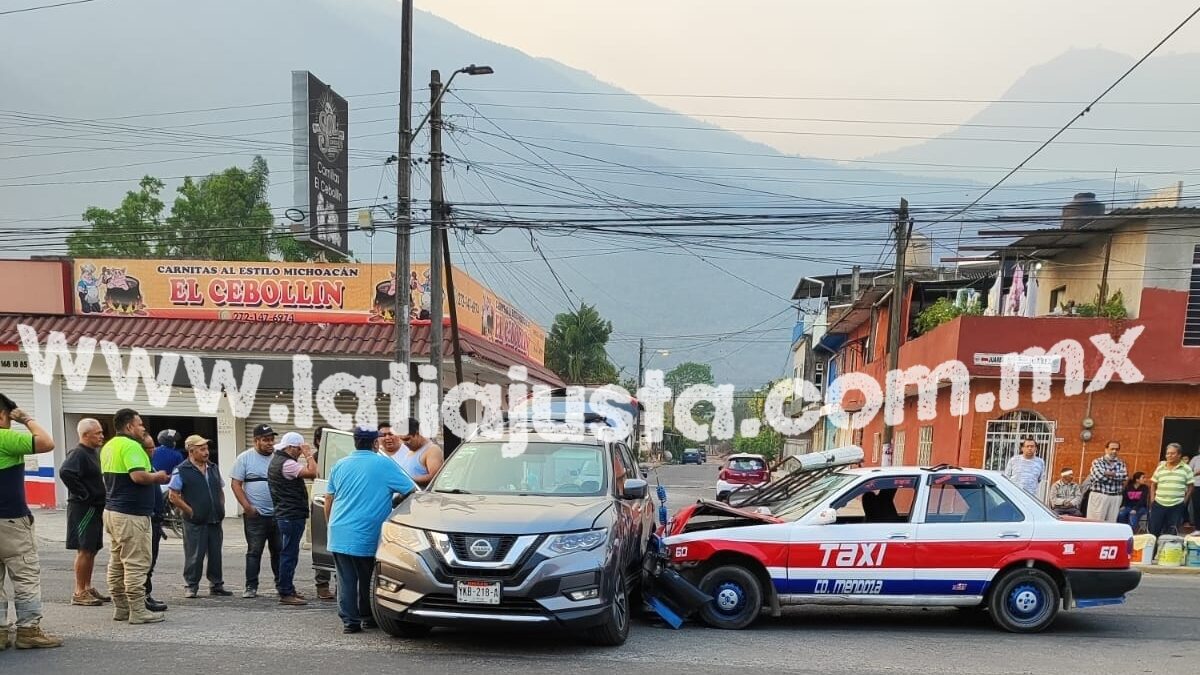 TAXI DE CIUDAD MENDOZA SE ESTAMPA CONTRA CAMIONETA EN NOGALES.