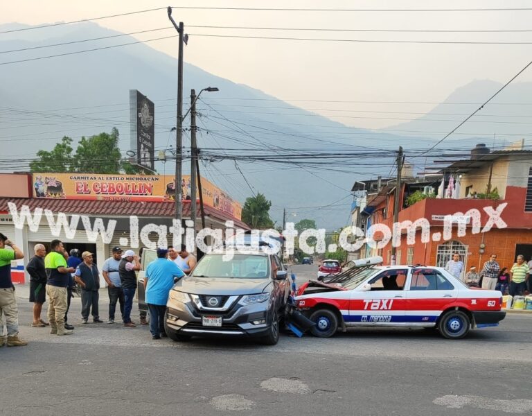 TAXI DE CIUDAD MENDOZA SE ESTAMPA CONTRA CAMIONETA EN NOGALES.