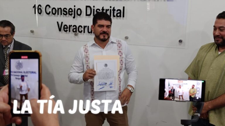 RECIBE ZENYAZEN ESCOBAR, CONSTANCIA COMO DIPUTADO ELECTO.
