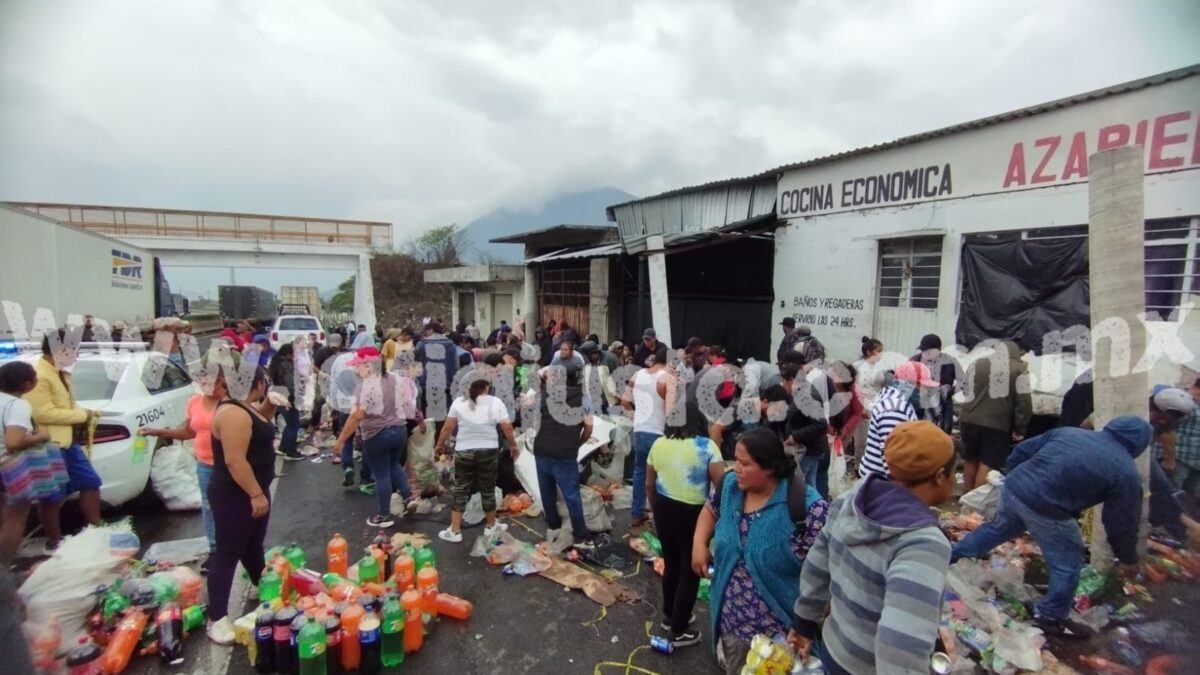 TRÁILER CARGADO DE REFRESCO CHOCA CONTRA COCINA ECONÓMICA EN BALASTRERA.
