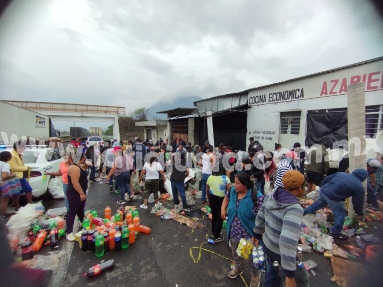 TRÁILER CARGADO DE REFRESCO CHOCA CONTRA COCINA ECONÓMICA EN BALASTRERA.