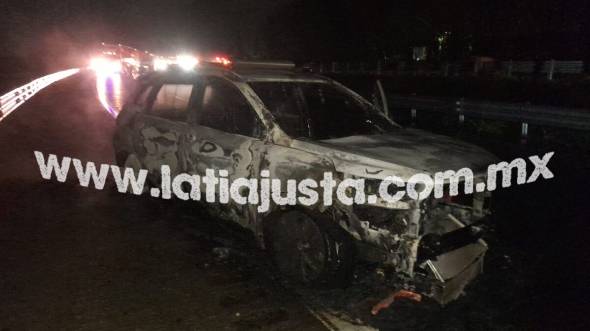 CAMIONETA PARTICULAR SE INCENDIA Y QUEDA RESUDUCIDA EN CENIZAS.