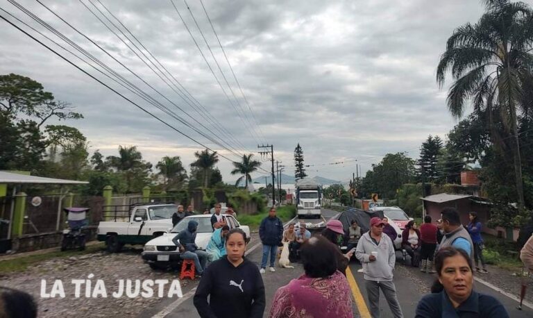 HABITANTES DE FORTÍN BLOQUEAN CARRETERA FEDERAL FORTÍN-HUATUSCO.