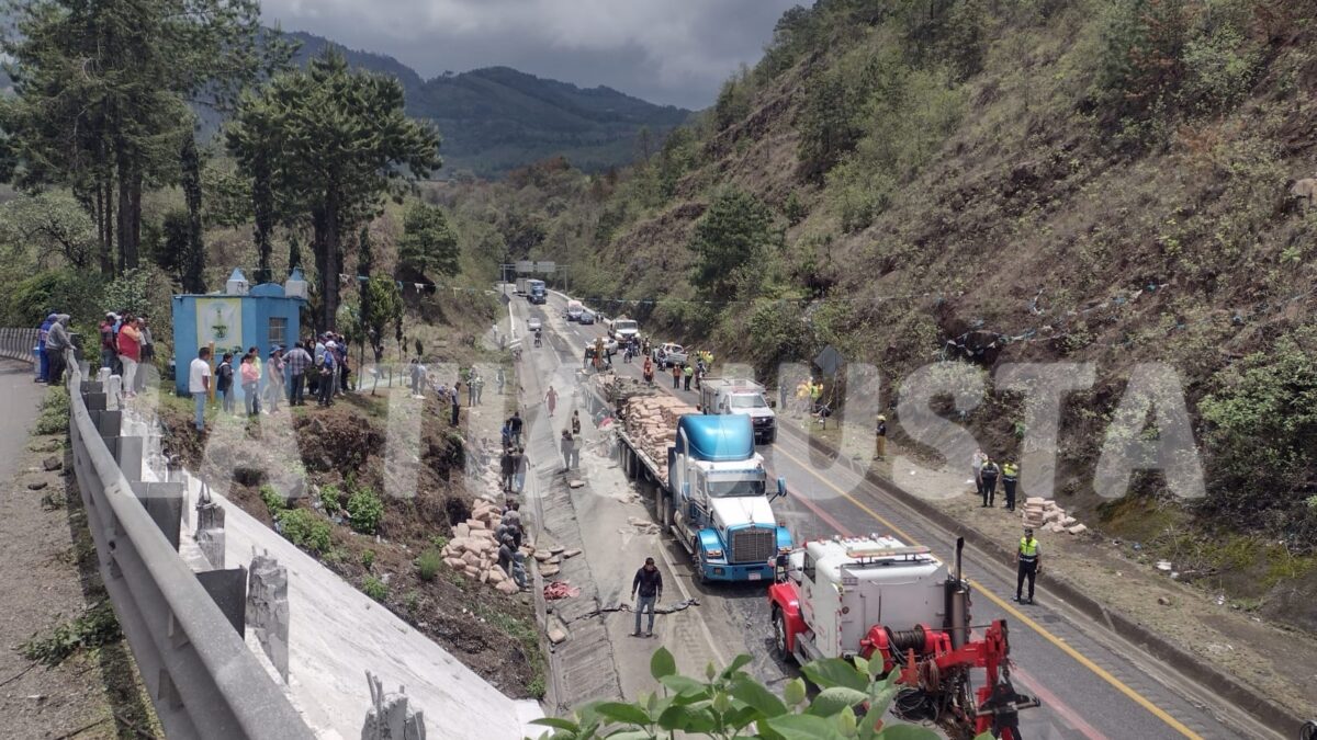 DAÑOS Y PERDIDAS MILLONARIAS DEJA CHOQUE POR ALCANCE E INCENDIO ENTRE TRÁILERES CARGADOS DE CEMENTO EN LAS CUMBRES DE MALTRATA.
