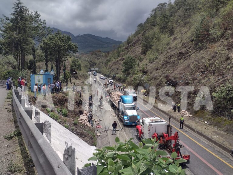 DAÑOS Y PERDIDAS MILLONARIAS DEJA CHOQUE POR ALCANCE E INCENDIO ENTRE TRÁILERES CARGADOS DE CEMENTO EN LAS CUMBRES DE MALTRATA.