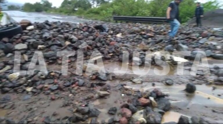 FUERTES LLUVIAS DEJAN DESLAVES EN LA AUTOPISTA.
