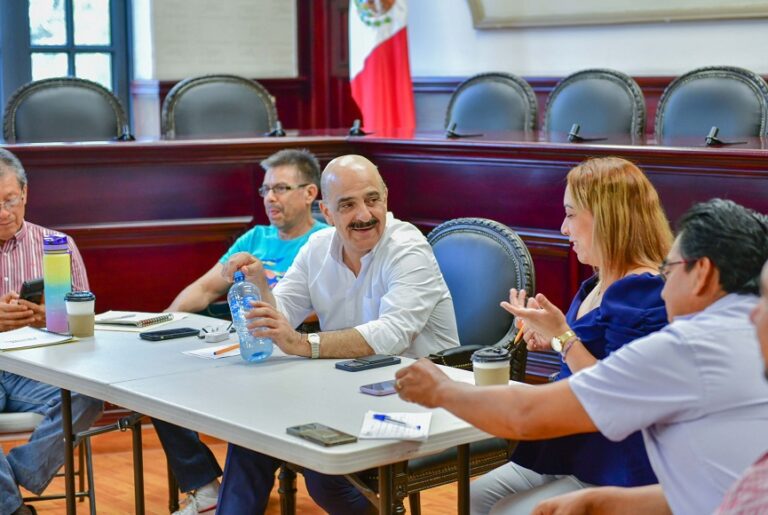 Atiende Ricardo Ahued a vecinos  #Xalapa