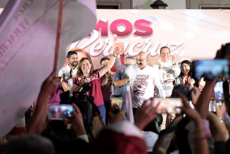 Asiste Ricardo Ahued a celebración de Rocío Nahle en la plaza Lerdo