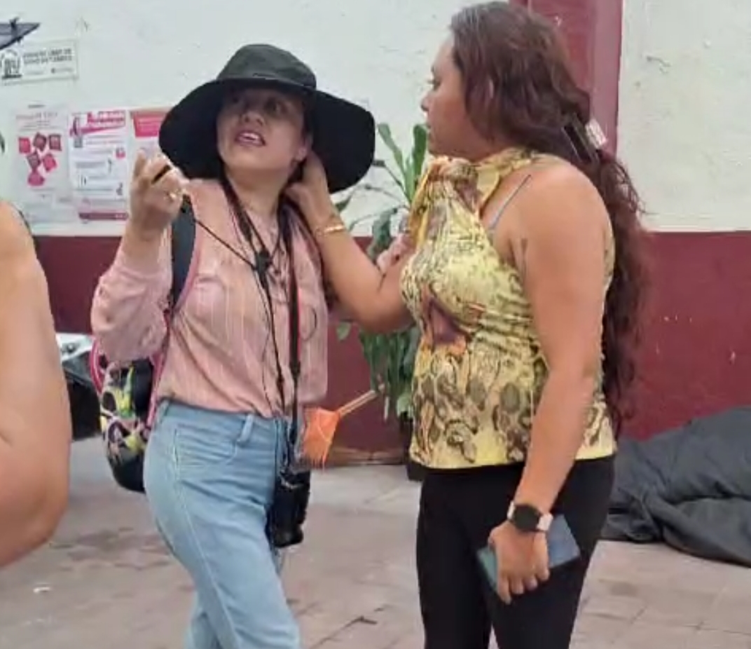 #Video: Funcionaría de ayuntamiento de Tlaltlizapan agrede a la periodista Perla Aguilar.