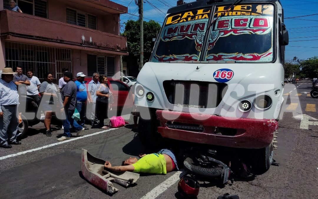 MOTOCICLISTA ES IMPACTADO POR UN AUTOBÚS DEL SERVICIO URBANO.