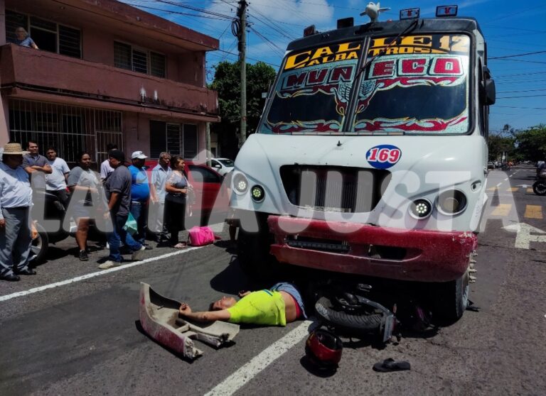 MOTOCICLISTA ES IMPACTADO POR UN AUTOBÚS DEL SERVICIO URBANO.