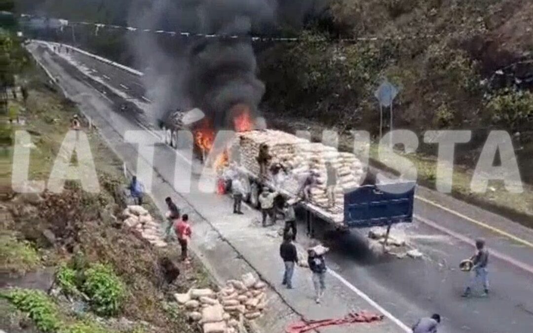 RAPIÑEROS APROVECHAN INCENDIO DE PLANAS DE CEMENTO PARA ROBARLAS EN LAS CUMBRES DE MALTRATA.