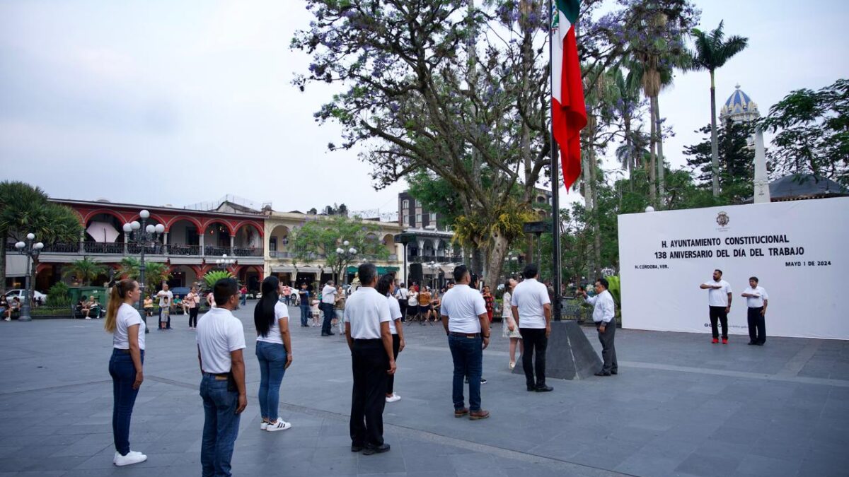Concluyen actividades del 01 de mayo con arrío de bandera