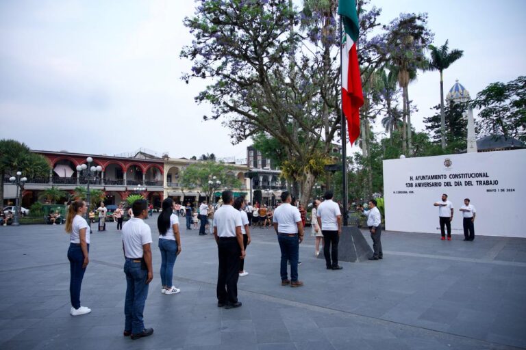 Concluyen actividades del 01 de mayo con arrío de bandera