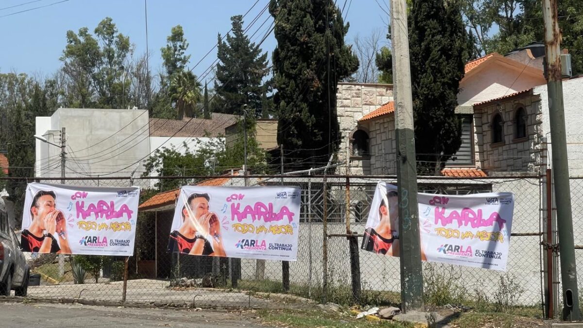 Vecinos denuncian que Karla Fiesco viola veda electoral en Izcalli.