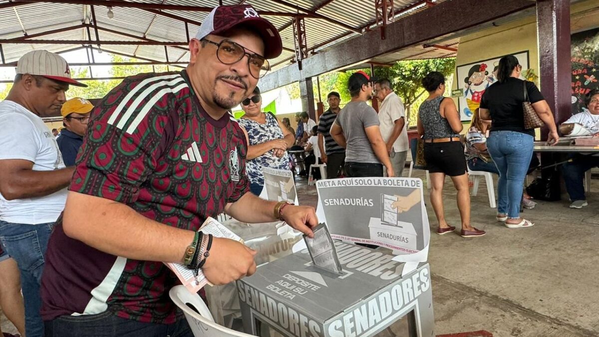 Emite su voto Juan Javier Gómez Cazarin