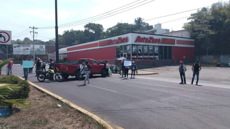 Cierran bulevar Xalapa Coatepec en protesta a falta de atención a incendio en Barranca Grande