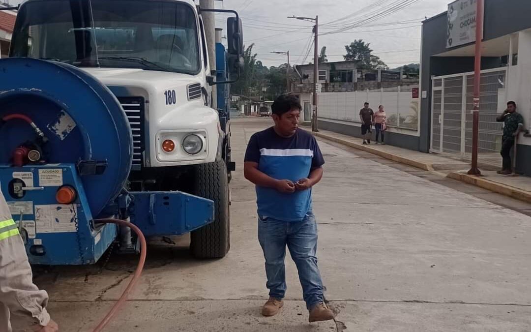 Desasolvan drenajes en la cabecera municipal