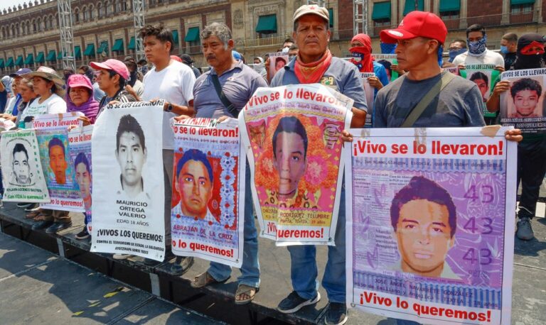 “Nos vamos sin avances” sobre Ayotzinapa, concluyen padres y madres tras reunión con AMLO.