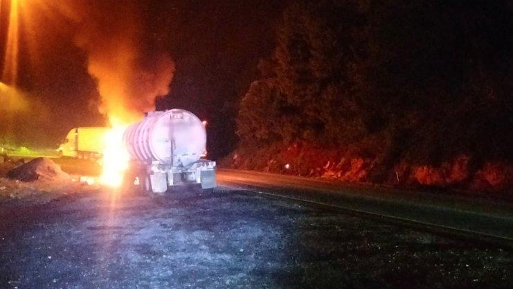 Arde tráiler con pipa en la Autopista 150D Orizaba- Puebla
