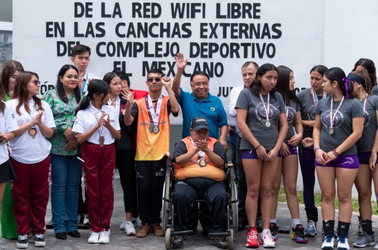 Inauguran el alcalde Juan Martínez cinco módulos de telefonía e internet WiFi gratuito en Córdoba