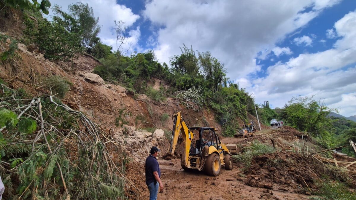 Supervisa alcalde Juan Martínez trabajos para despejar el camino en Acayola afectado por deslaves