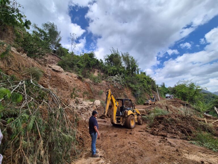 Supervisa alcalde Juan Martínez trabajos para despejar el camino en Acayola afectado por deslaves