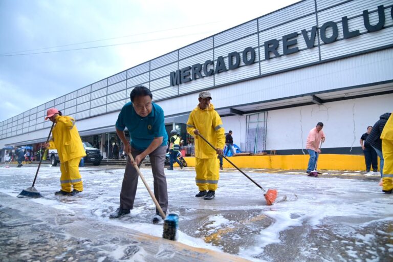 Concluye proceso de sanitización en la periferia del mercado Revolución